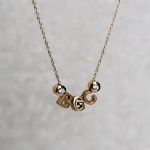 Deze ketting van Minioro is gemaakt van 14 karaats goud. De sieraden kunnen worden afgewerkt met prachtige bedels. Bijvoorbeeld een initiaal, icoon of vingerafdruk. Zo heb je echt een uniek en persoonlijk sieraad.