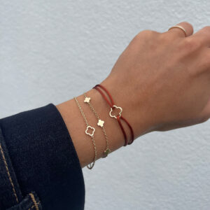 Deze sieraden van Minioro zijn gemaakt van 14 karaats goud. Deze items zijn in de vorm van een klaver.