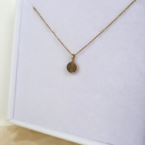 Deze sieraden van Minioro zijn gemaakt van 14 karaats goud. Deze items zijn afgewerkt met een vingerafdruk. Zo heb je echt persoonlijke en unieke sieraden.
