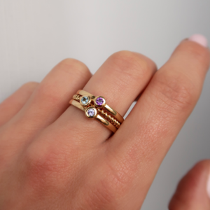 Deze ringen van Minioro zijn gemaakt van 14 karaats goud. Deze items zijn afgewerkt met prachtige milestone.