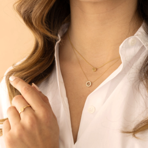 Deze sieraden van Minioro zijn gemaakt van 14 karaats goud. Het is mogelijk om dit item te personaliseren met iconen en letters. Zo heb je echt unieke en persoonlijke sieraden.