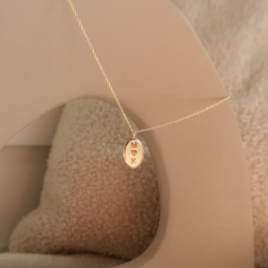Deze ketting van Minioro is gemaakt van 14 karaats goud. Deze ketting kan worden gepersonaliseerd met unieke bedels. zoals iconen of letters.