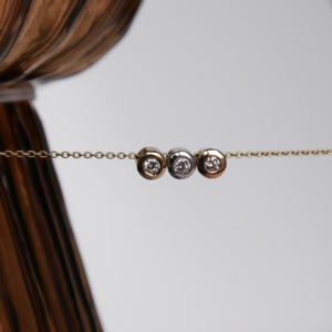 Deze sieraden van Minioro zijn gemaakt van 14 karaats goud. Deze items zijn afgewerkt met prachtige diamanten, met een initiaal of symbool. Zo heb je echt persoonlijke en unieke sieraden.