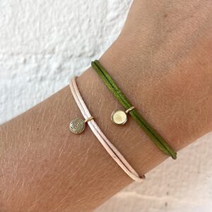 Deze kettingen van Minioro zijn gemaakt van 14 karaats goud. Dit item is afgewerkt met een plek om as in te doen of moedermelk. Ook hangt er een vingerafdruk aan de ketting. Zo heb je echt persoonlijke en unieke sieraden.