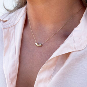 Deze sieraden van Minioro zijn gemaakt van 14 karaats goud. Deze items zijn afgewerkt met een initiaal of icoon. Zo heb je echt persoonlijke en unieke sieraden.