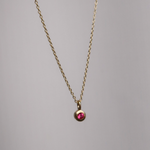 Deze sieraden van Minioro zijn gemaakt van 14 karaats goud. Deze items zijn afgewerkt met prachtige milestone, initiaal of symbool. Zo heb je echt persoonlijke en unieke sieraden.