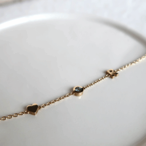 Deze sieraden van Minioro zijn gemaakt van 14 karaats goud. Deze items zijn afgewerkt met prachtige diamanten, met een initiaal of symbool. Zo heb je echt persoonlijke en unieke sieraden.