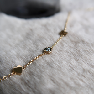 Deze sieraden van Minioro zijn gemaakt van 14 karaats goud. Deze items zijn afgewerkt met prachtige diamanten, met een initiaal of symbool. Zo heb je echt persoonlijke en unieke sieraden.