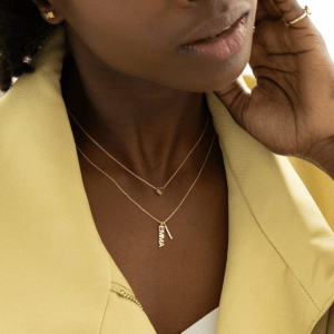Deze ketting van Minioro is gemaakt van 14 karaats goud. Deze ketting kan je personaliseren met unieke bedels. Bijvoorbeeld met as, een initiaal of een naam. Zo heb je echt een uniek en persoonlijk sieraad.