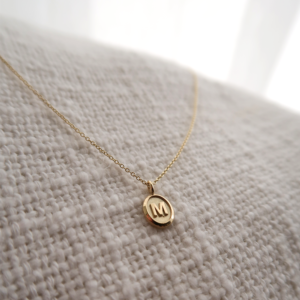 Deze ketting van Minioro is gemaakt van 14 karaats goud. Deze ketting kan worden gepersonaliseerd met unieke bedels. zoals iconen of letters.