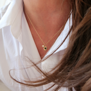Deze sieraden van Minioro zijn gemaakt van 14 karaats goud. Deze items zijn afgewerkt met een initiaal of icoon. Zo heb je echt persoonlijke en unieke sieraden.