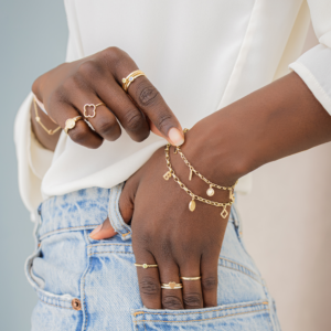 Deze sieraden van Minioro zijn gemaakt van 14 karaats goud. De sieraden kunnen worden afgewerkt met prachtige bedels. Bijvoorbeeld een initiaal of icoon. Zo heb je echt een uniek en persoonlijk sieraad.
