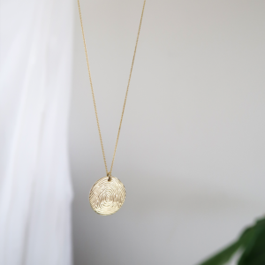 Deze ketting van Minioro is gemaakt van 14 karaats goud. Er kan een vingerafdruk op de hanger. Zo heb je echt een uniek en persoonlijk sieraad.