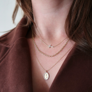 Deze sieraden van Minioro zijn gemaakt van 14 karaats goud. Deze items zijn afgewerkt met prachtige diamanten, met een initiaal of symbool. Zo heb je echt persoonlijke en unieke sieraden.
