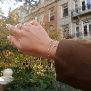 Deze sieraden van Minioro zijn gemaakt van 14 karaats goud. Deze items zijn afgewerkt met prachtige diamanten, initiaal of symbool. Zo heb je echt persoonlijke en unieke sieraden.