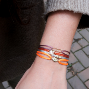 Deze sieraden van Minioro zijn gemaakt van 14 karaats goud. Deze items zijn afgewerkt met prachtige diamanten, initiaal of symbool. Zo heb je echt persoonlijke en unieke sieraden.