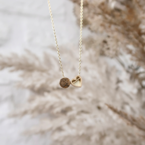 Deze sieraden van Minioro zijn gemaakt van 14 karaats goud. Ze zijn afgewerkt met prachtige diamanten. Deze sieraden kan je personaliseren met as of moedermelk. Zo heb je echt een uniek en persoonlijk sieraad.