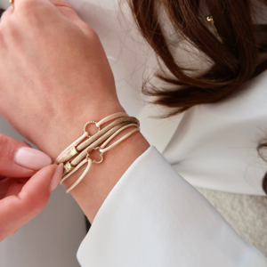 Deze sieraden van Minioro zijn gemaakt van 14 karaats goud. Deze items zijn afgewerkt met een initiaal of icoon. Zo heb je echt persoonlijke en unieke sieraden.