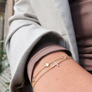 Deze sieraden van Minioro zijn gemaakt van 14 karaats goud. Deze items zijn afgewerkt met prachtige diamanten, initiaal of symbool. Zo heb je echt persoonlijke en unieke sieraden.