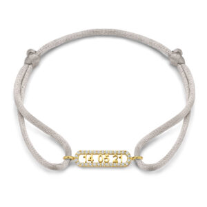 Deze satijnenarmband is van het merk Minioro. De armband is 14 karaats goud. De armband kan compleet gepersonaliseerd met een naam, jaartal of geboortesteen. Deze ring kan ook worden afgewerkt met prachtige diamanten.
