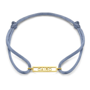 Deze satijnenarmband is van het merk Minioro. De armband is 14 karaats goud. De armband kan compleet gepersonaliseerd met een naam, jaartal of geboortesteen. Deze ring kan ook worden afgewerkt met prachtige diamanten.