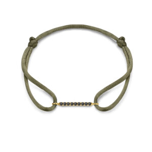 Deze satijnen armband van Minioro is van 14 karaat goud. Er zitten prachtige diamant in verwerkt.
