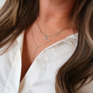 Deze sieraden zijn van het merk Minioro. De sieraden zijn van 14 karaats goud en kunnen afgewerkt worden met prachtige diamanten. Leuk om zelf een bedel te personaliseren voor een nog persoonlijker sieraad.