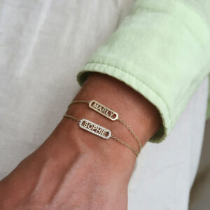 Deze armbanden zijn van Minioro. De sieraden kan je personaliseren met een naam of jaartal. Zo heb je prachtige unieke sieraden. De sieraden kunnen ook afgewerkt worden met prachtige diamanten.
