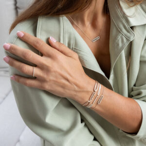 Deze sieraden van Minioro zijn gemaakt van 14 karaats goud. Deze sieraden kan je helemaal persoonlijk maken door de bedels aan te passen. op die manier heb je unieke sieraden. De sieraden kunnen ook afgewerkt worden met prachtige diamanten. In deze sieraden zijn jaartallen verwerkt.