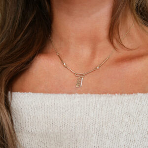 Deze ketting is van het merk Minioro. De ketting van 14 karaats goud en kan afgewerkt worden met prachtige diamanten. Leuk om zelf een bedel te personaliseren voor een nog persoonlijker sieraad.