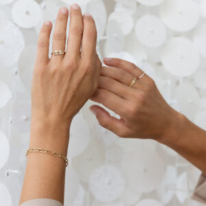 Deze schakelarmband van Minioro is gemaakt van 14 karaats goud. Deze armband kan je personaliseren doormiddel van initialen en bijvoorbeeld as, moedermelk of een vingerafdrukbedel. Deze bedels kunnen ook afgewerkt worden met prachtige diamanten.