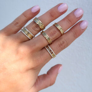 Deze ringen van Minioro zijn gemaakt van 14 karaats goud. Deze ringen kan je personaliseren doormiddel van initialen en bijvoorbeeld as, moedermelk of een vingerafdruk Of zoals op de foto met een naam en jaartal. Zo maak je de sieraden extra persoonlijk. De sieraden kunnen ook afgewerkt worden met prachtige diamanten.