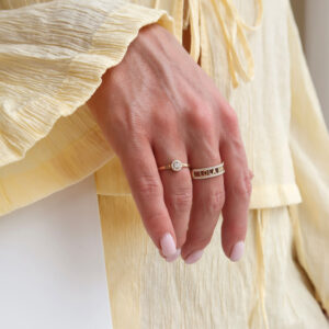 Deze ringen van Minioro zijn gemaakt van 14 karaats goud. De ringen kunnen ook afgewerkt worden met prachtige diamanten. De ring kan helemaal gepersonaliseerd worden met en naam en jaartal.