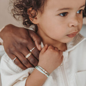 Een armband van Minioro voor de allerkleinste. De armband is van 14 karaat goud. De armband kan uniek worden gemaakt door de bedels aan de armband. Zo heb je echt iets persoonlijks.