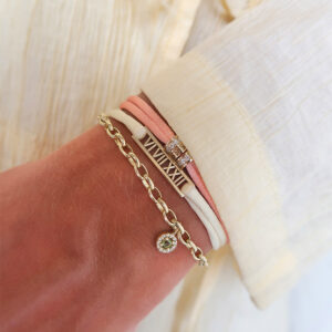Deze sieraden van Minioro zijn gemaakt van 14 karaats goud. Deze sieraden kan je personaliseren met geboortestenen. De sieraden kunnen ook afgewerkt worden met prachtige diamanten.