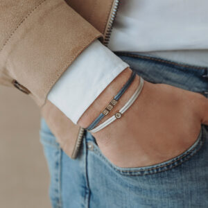 Deze satijnen armbanden van het merk Minioro zijn van 14 karaat goud. leuk om deze armbanden te personaliseren met initialen voor een uniek en persoonlijk sieraden.