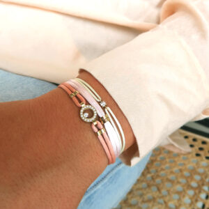 Deze armbanden is van Minioro. De voorste armband is van de halo collectie. De sieraden kunnen ook afgewerkt worden met prachtige diamanten.