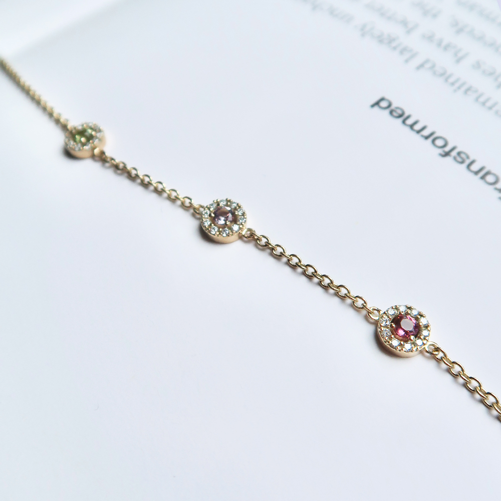 Deze ankerarmband van Minioro is van de milestone collectie. Deze collectie draai om sieraden met een geboorte steen er in. De sieraden kunnen ook afgewerkt worden met prachtige diamanten. de armbanden en kettingen kunnen met 1,2 en 3 geboorte stenen worden gemaakt.