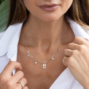 Deze schakelketting van het merk Minioro is van 14 karaat goud. De ketting is leuk op zich zelf maar kan ook gepersonaliseerd worden met unieke bedels.
