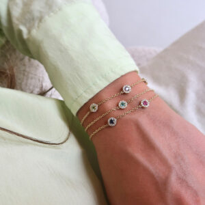 Deze ankerarmband van Minioro is van de milestone collectie. Deze collectie draai om sieraden met een geboorte steen er in. De sieraden kunnen ook afgewerkt worden met prachtige diamanten. de armbanden en kettingen kunnen met 1,2 en 3 geboorte stenen worden gemaakt.