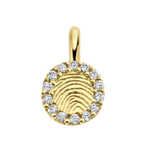 Deze bedel van het merk Minioro is gemaakt van 14 karaats goud en heeft een hanger waarin een vingerafdruk kan worden verwerkt. Zodat dit een elegant en persoonlijk aandenken vol betekenis is. Afgewerkt met prachtige diamanten.