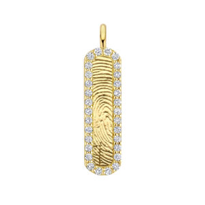 Deze bedel van het merk Minioro is gemaakt van 14 karaats goud en heeft plek waarin een vingerafdruk kan worden verwerkt. Omringd door fonkelende diamanten is dit een elegant en persoonlijk aandenken vol betekenis.