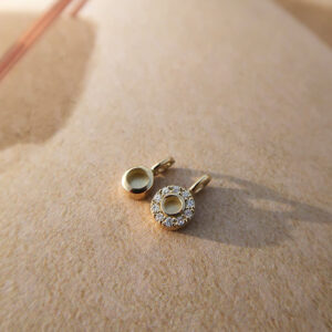 14 karaats goud hanger met as en moedermelk omringt door diamant