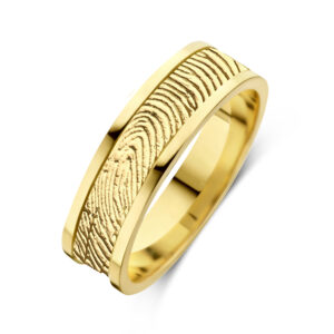 Deze ring van het merk Minioro bestaat uit 14 karaats goud en heeft een band waarin een vingerafdruk of gravering kan worden gezet. Zo ontstaat een elegant en persoonlijk aandenken vol betekenis.