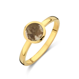 Deze ring van Minioro is gemaakt van 14 karaats goud. De sieraden kunnen worden afgewerkt met prachtige diamanten maar ook met moedermelk of as. Zo heb je echt een uniek en persoonlijk sieraad.
