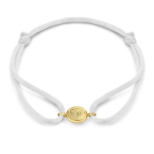 Deze bedel van het merk Minioro is gemaakt van 14 karaats goud en heeft plek waarin een vingerafdruk of gravering kan worden verwerkt. Dit is een elegant en persoonlijk aandenken vol betekenis. Dit kan aan een armband, ketting of ring.