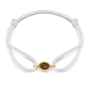 Deze armband van Minioro is gemaakt van 14 karaats goud. De sieraden kunnen worden afgewerkt met prachtige diamanten maar ook met moedermelk of as. Zo heb je echt een uniek en persoonlijk sieraad.