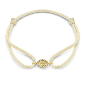 Deze bedel van het merk Minioro is gemaakt van 14 karaats goud en heeft plek waarin een vingerafdruk of gravering kan worden verwerkt. Dit is een elegant en persoonlijk aandenken vol betekenis. Dit kan aan een armband, ketting of ring. Deze is afgewerkt met prachtige diamanten.
